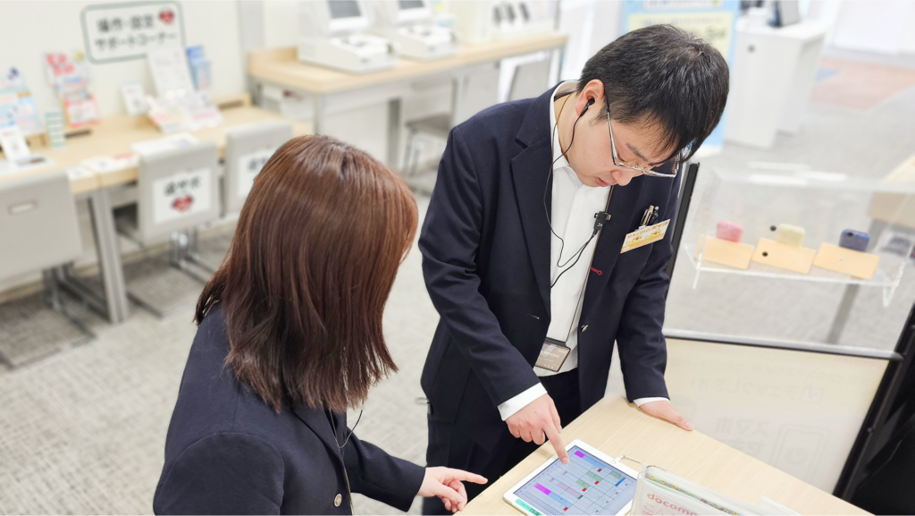 スマホの設定をしているドコモショップ店員