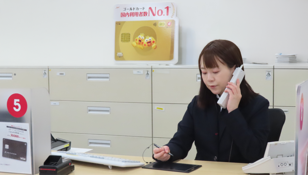 電話対応をしているドコモショップ店員