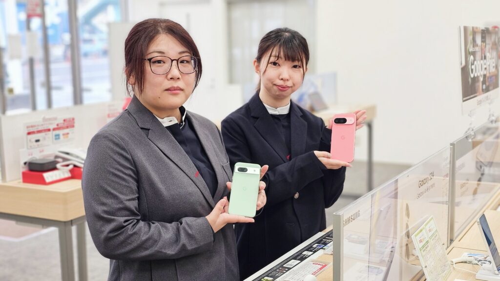 スマホを紹介するドコモショップ店員