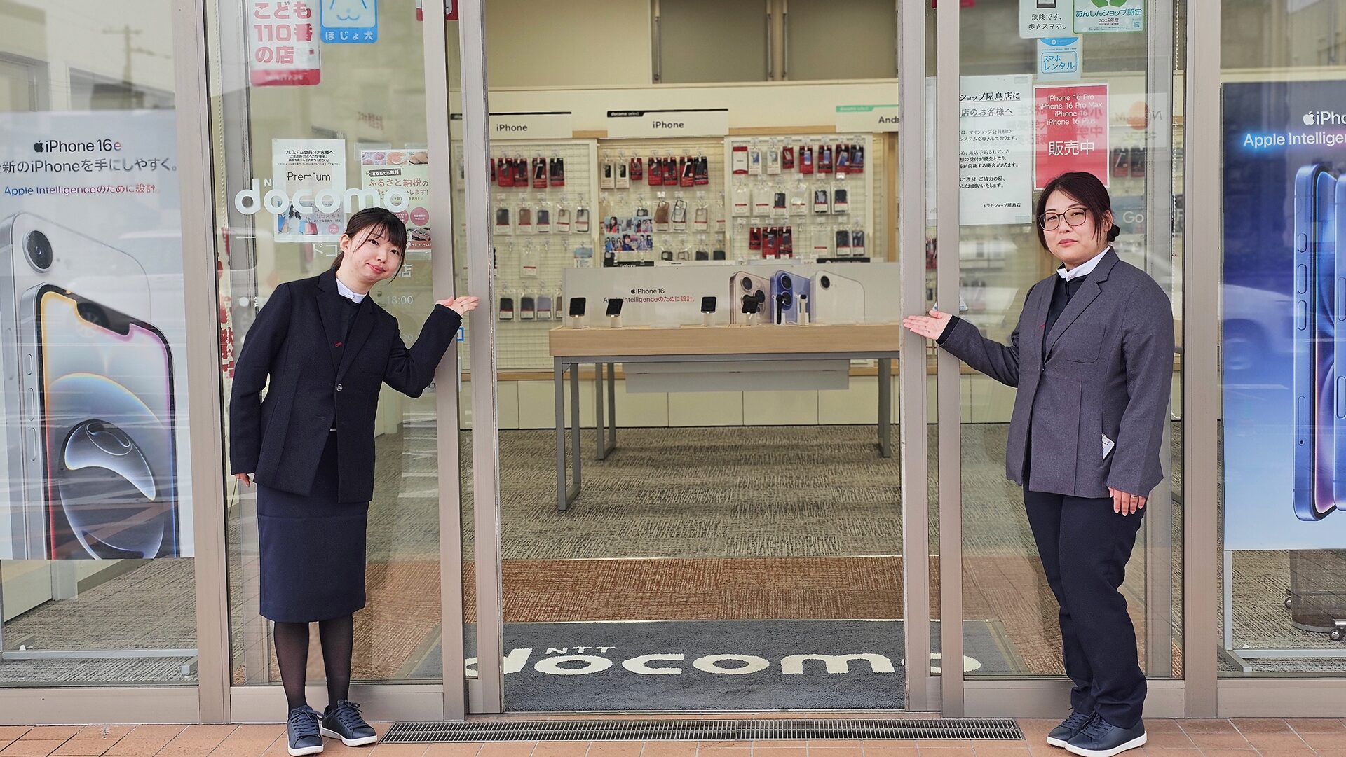 docomo-shop-staff-providing-guidance-in-front-of-the-store